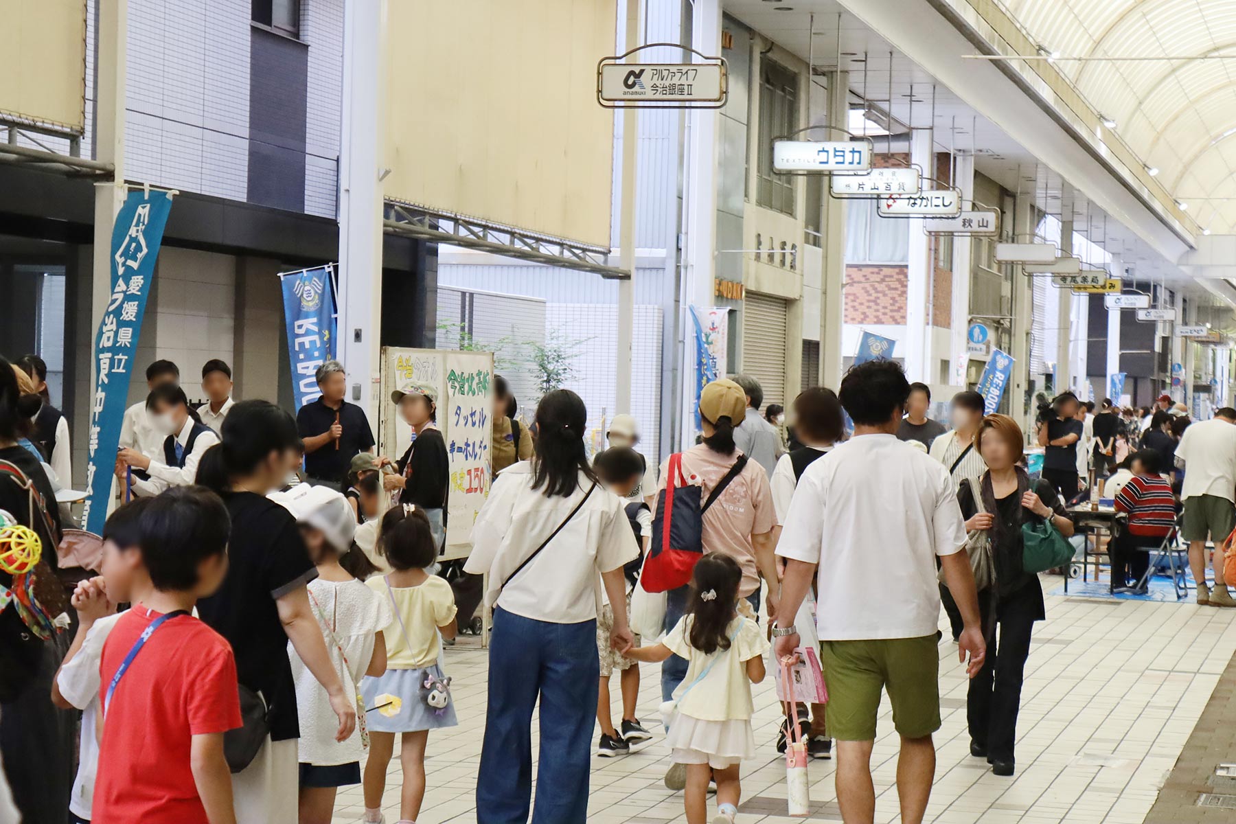 商店街を歩く来場者
