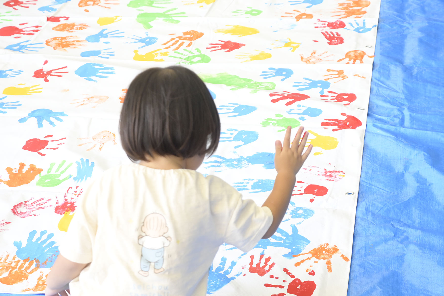 手形をつくるこども