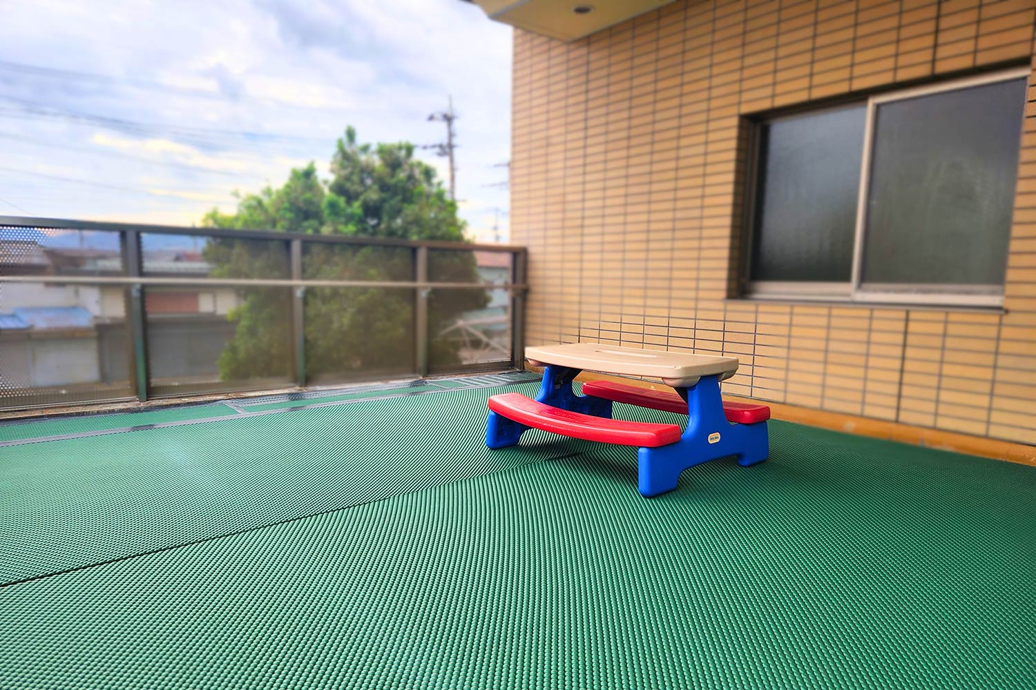 テラスと簡易ベンチ