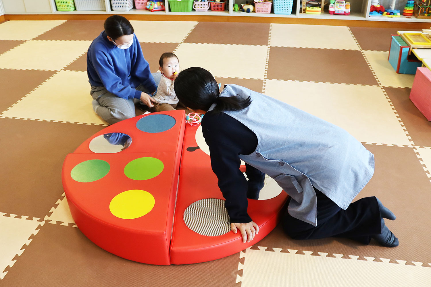 利用者に声掛けするコーディネーター