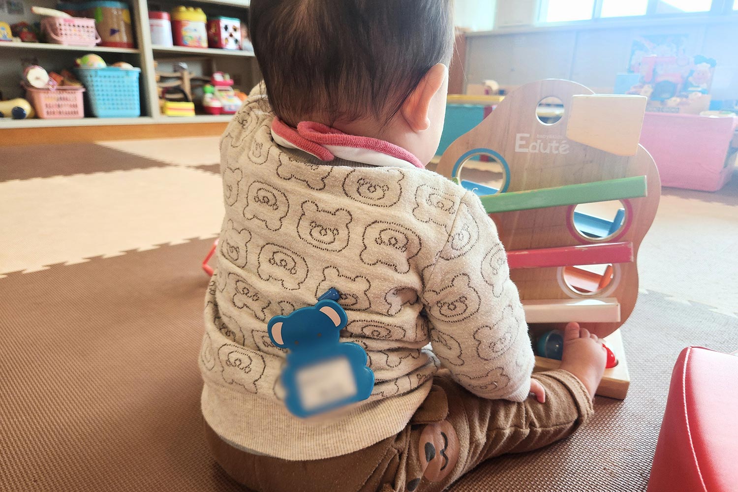 遊ぶこどもの背中