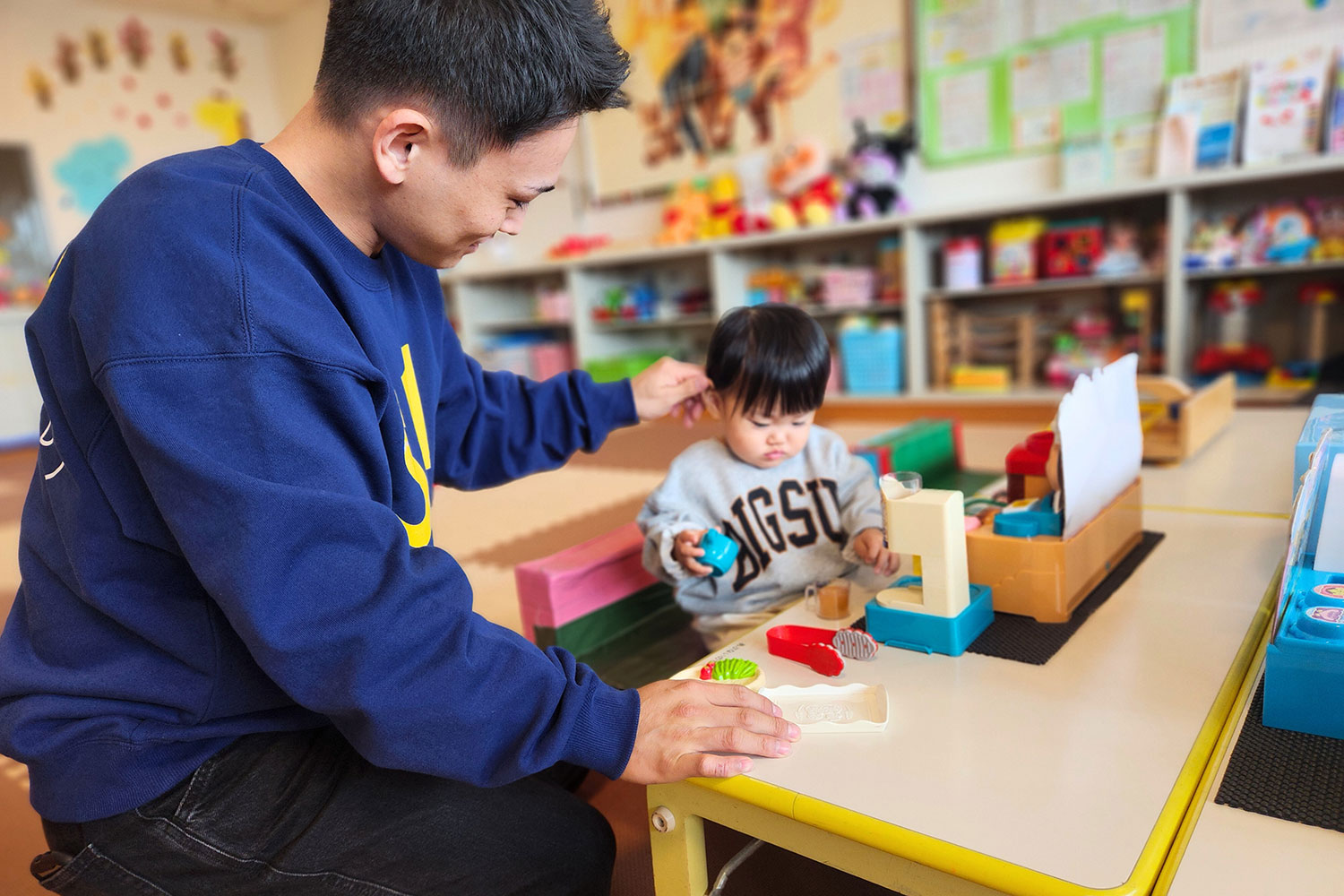 おもちゃで遊びパパとこども