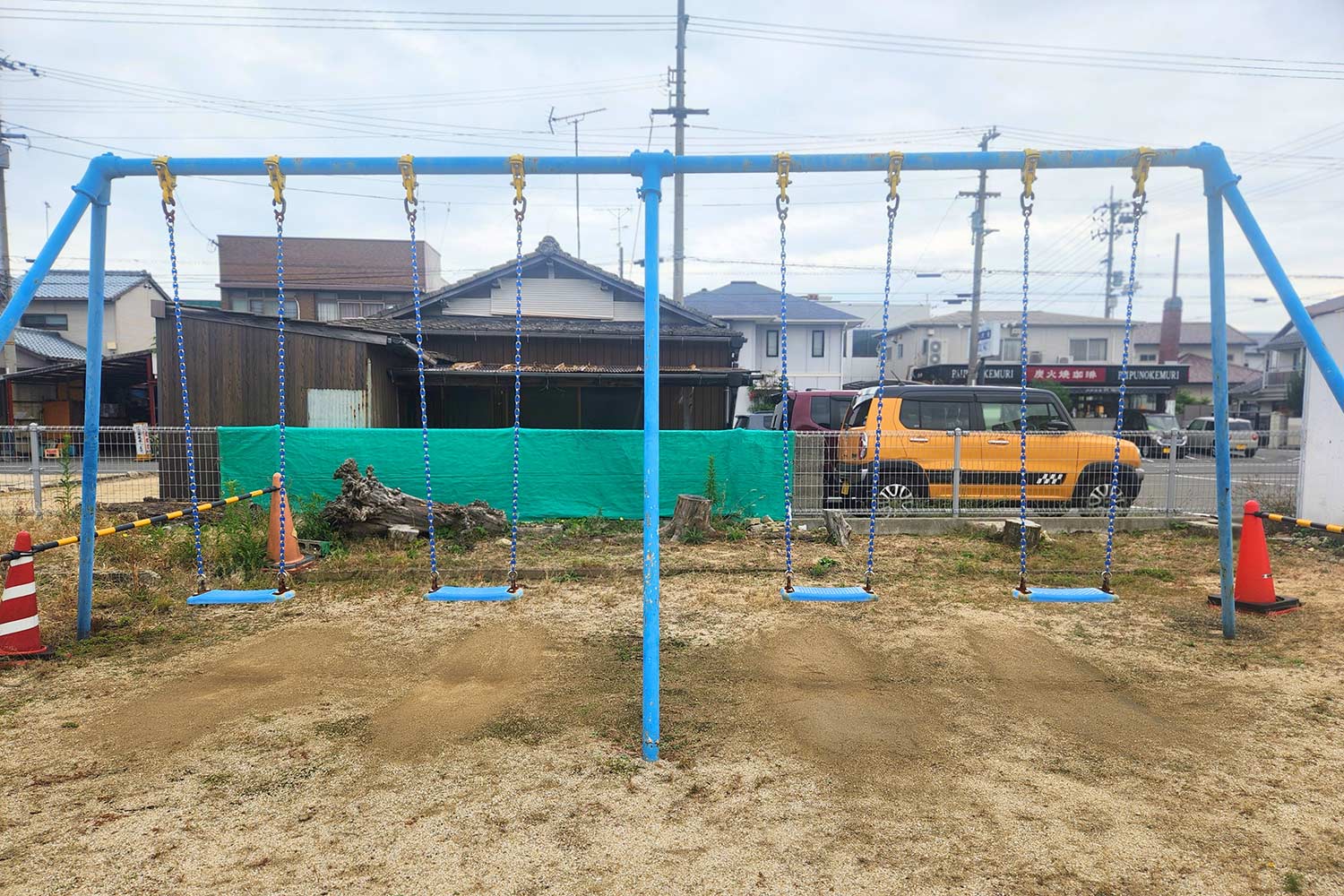 運動場のブランコ