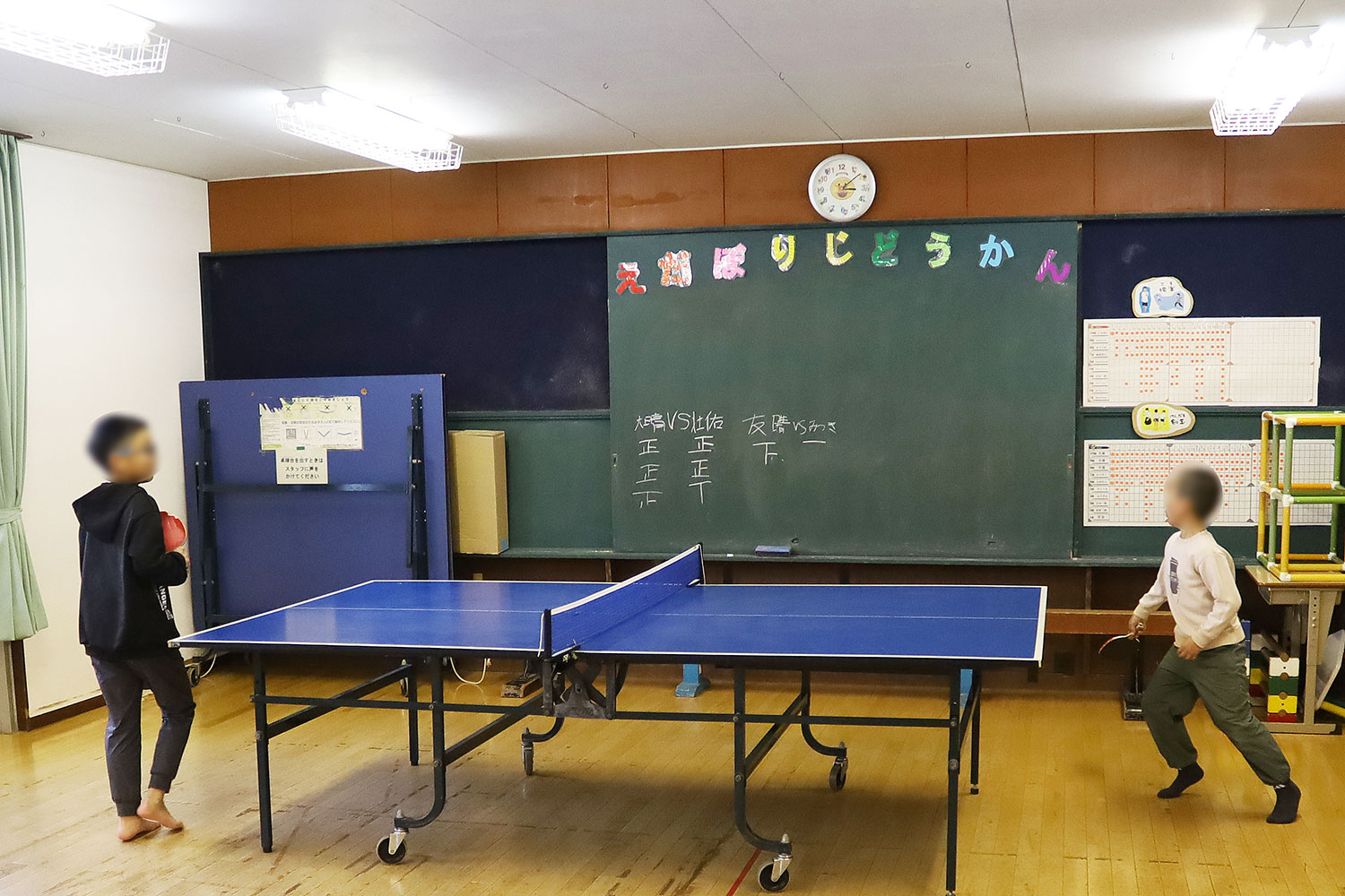 卓球をするこどもたち