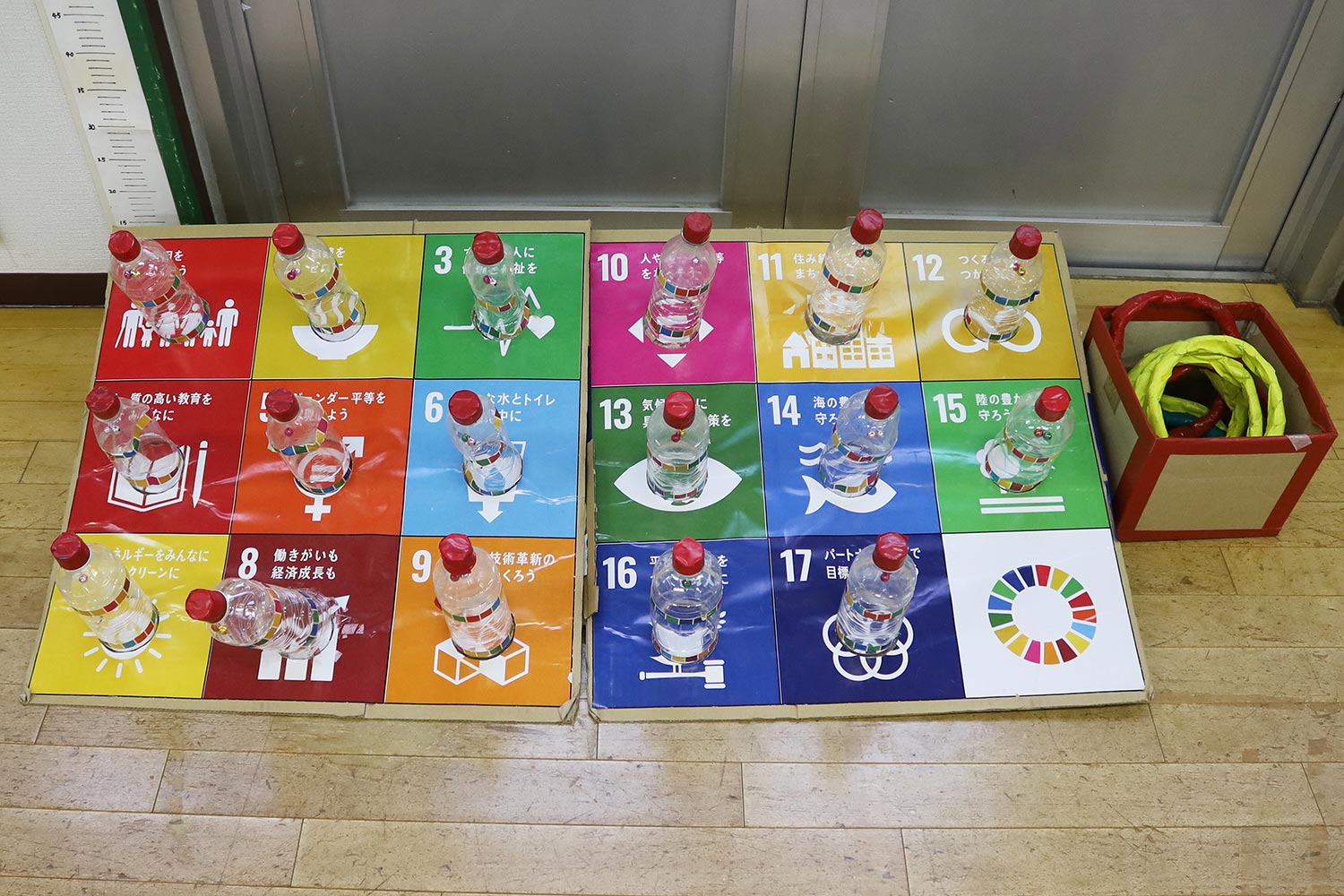 ペットボトルと段ボールで作られた輪投げ