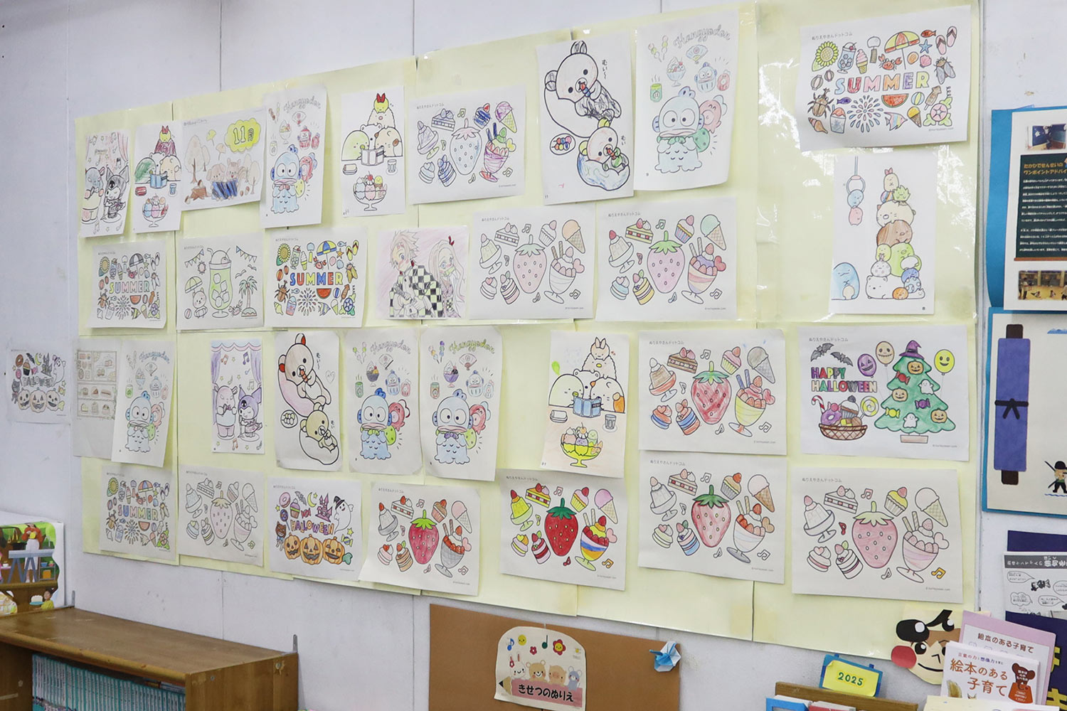壁一面に貼りだされた季節のぬりえ