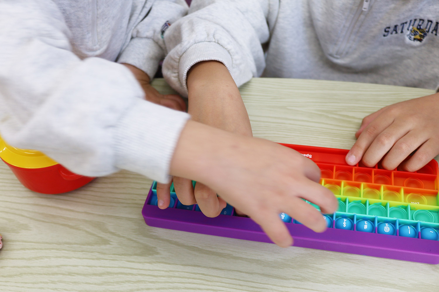 兄弟であそぶこども