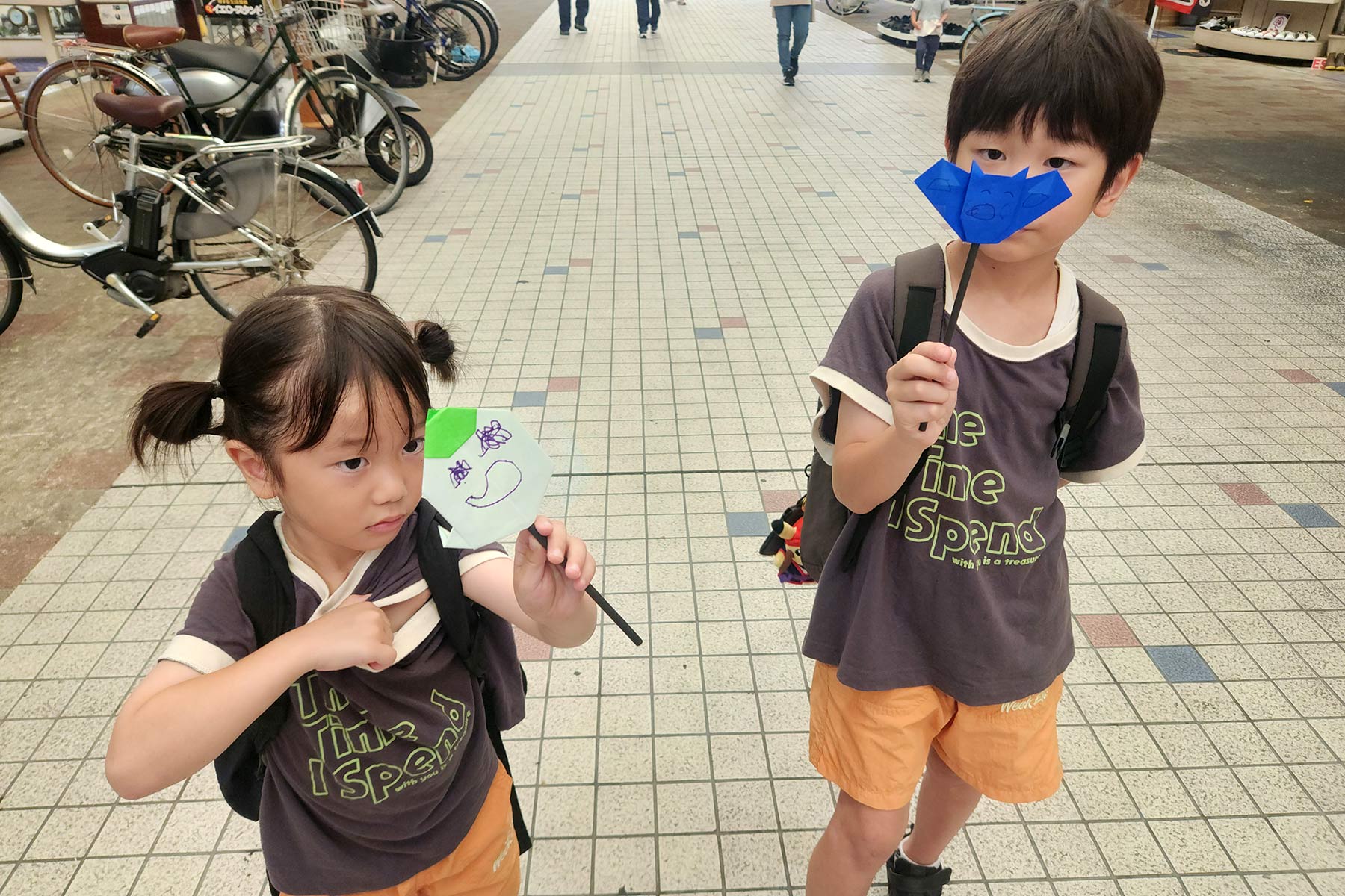 ハロウィンスティックを持つ2人のこども