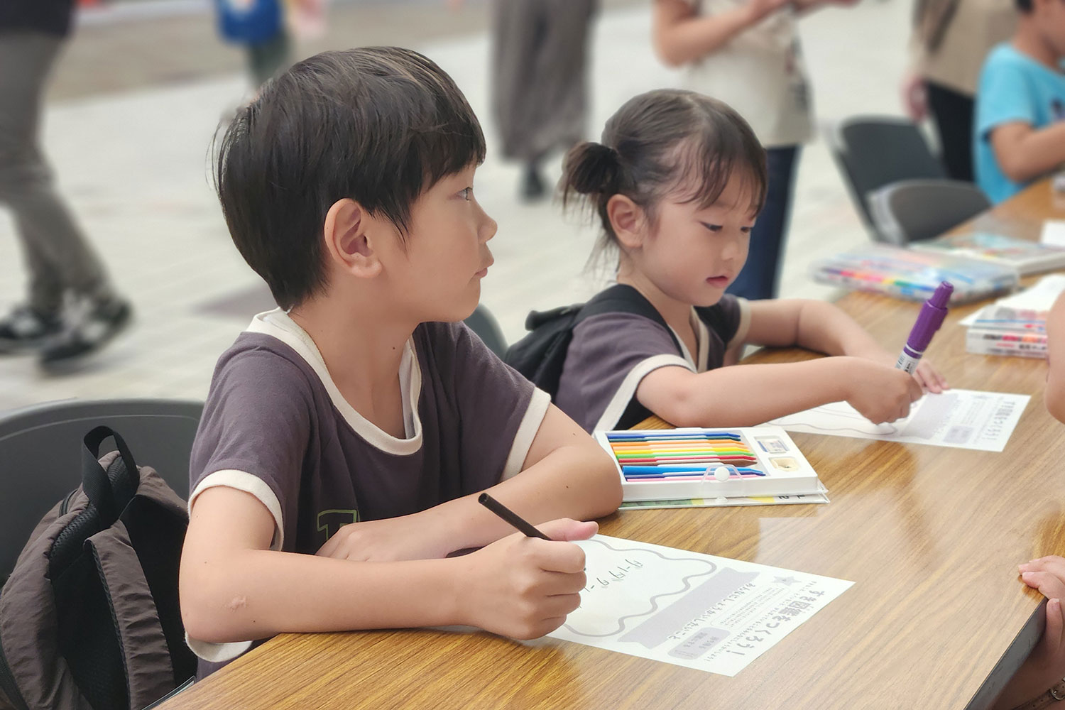 自分の好きな絵を描く2人のこども