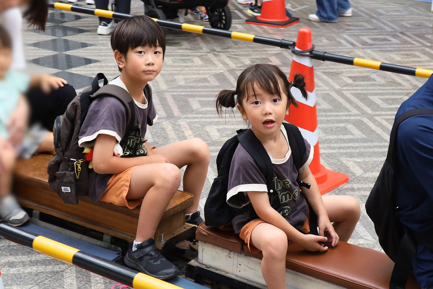 ミニ新幹線で楽しむ2人のこども