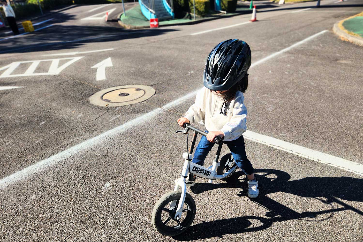 キックバイクに乗るこども