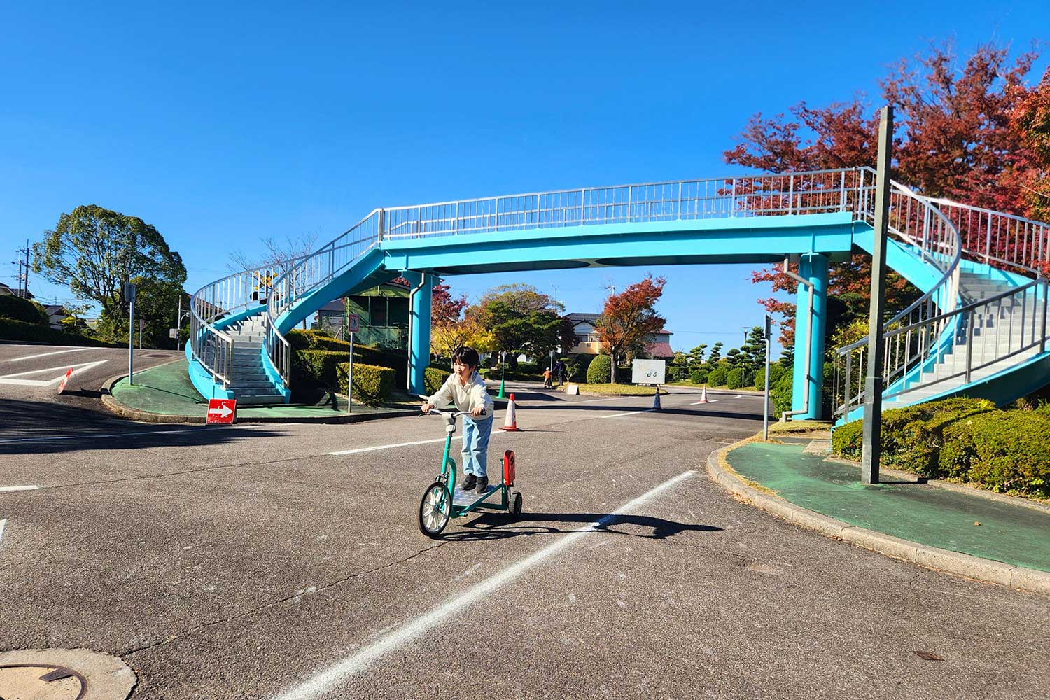 おもしろ自転車に乗るこども