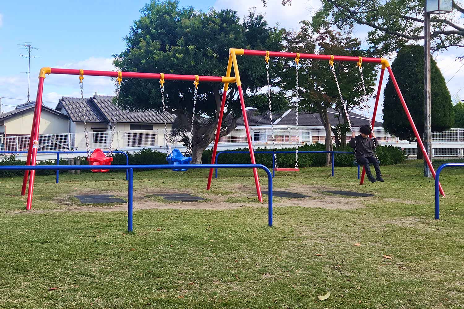 ブランコに乗るこども