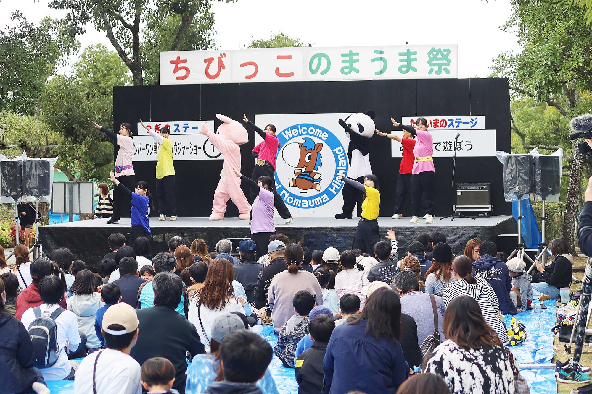 現役保育士18名とその家族からなる「サマーチルドレン」のショー