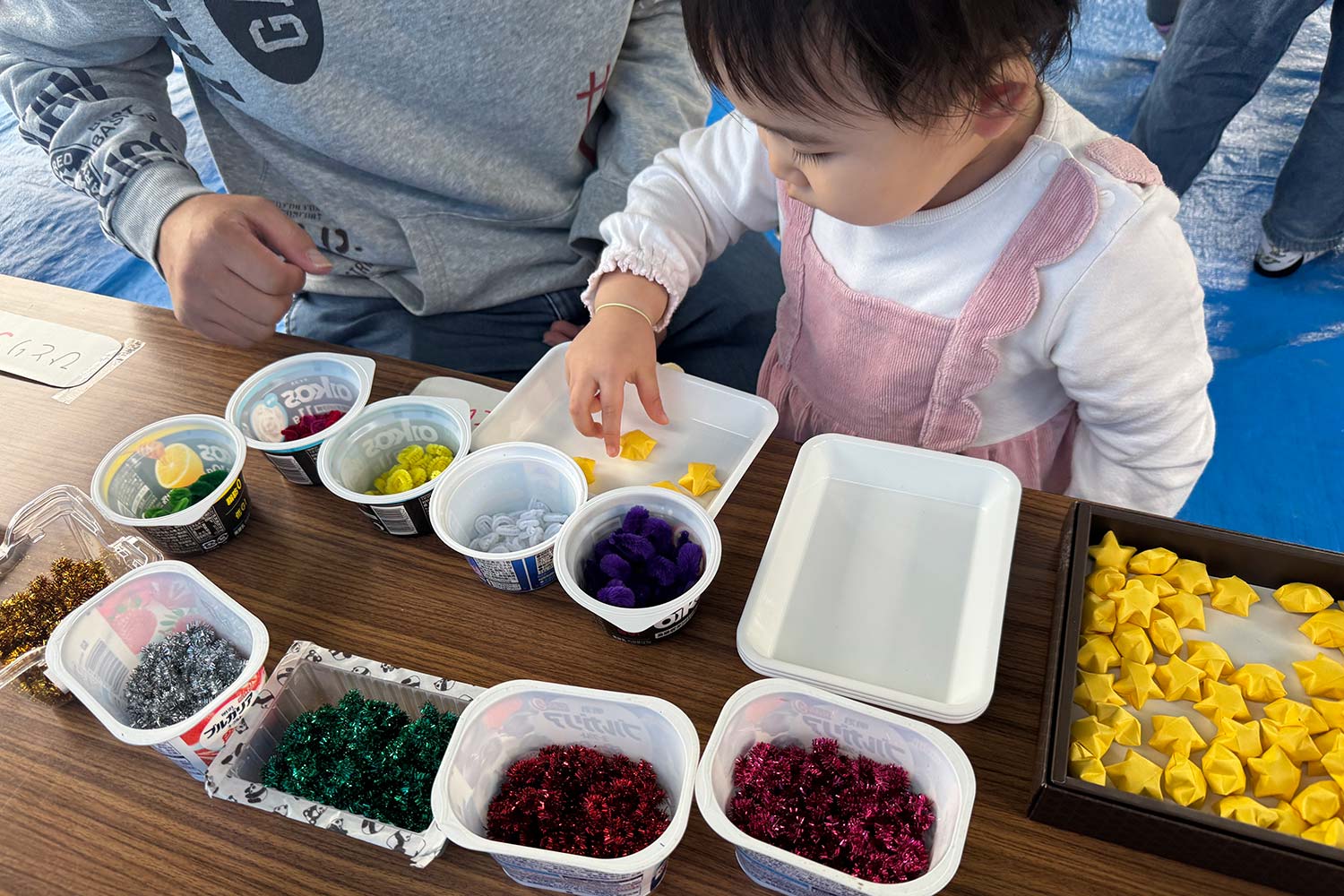 おでかけ児童館でクリスマスツリーづくりにチャレンジするこども