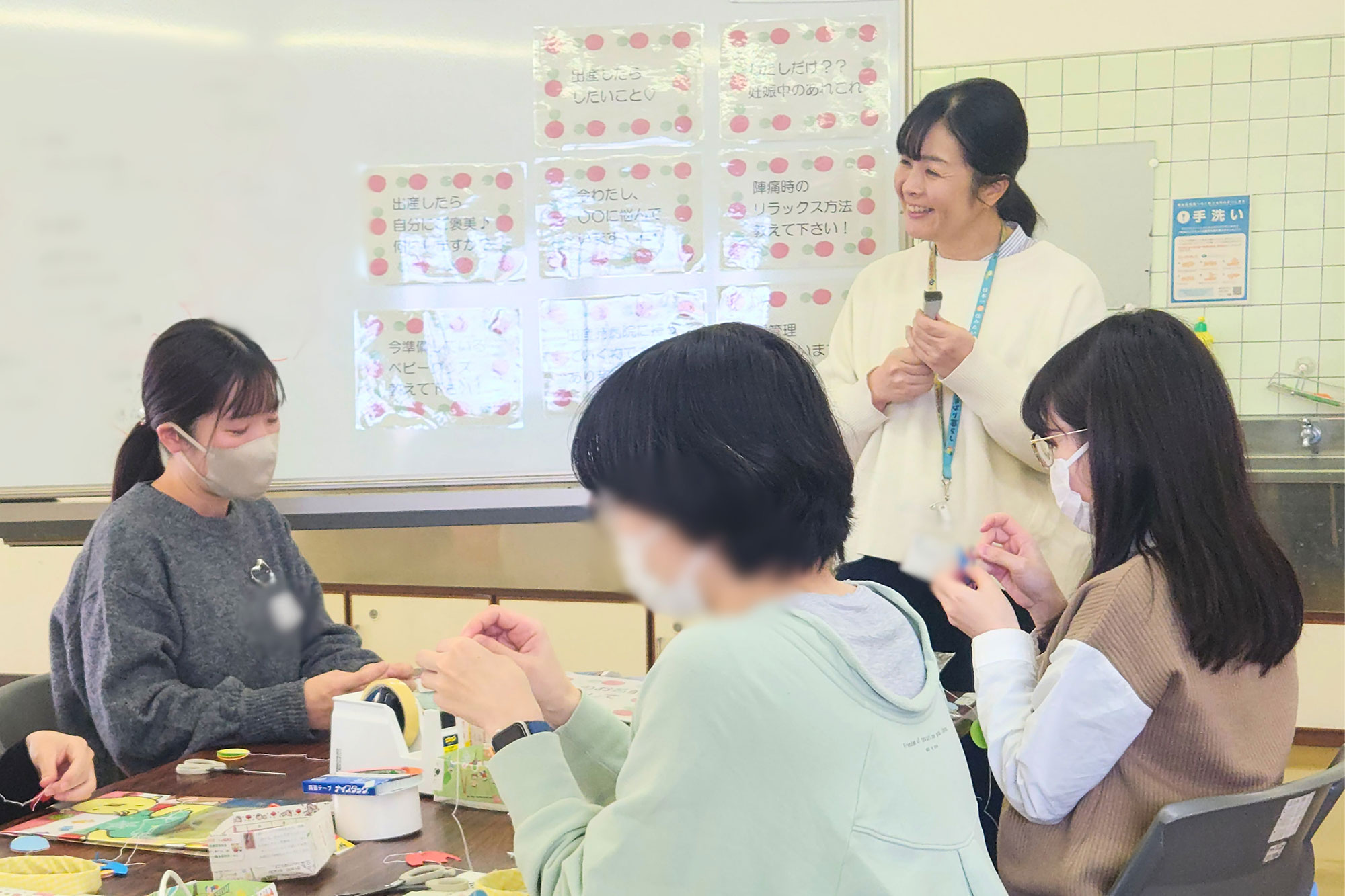 生まれてくる赤ちゃんのためにおもちゃをつくる参加者