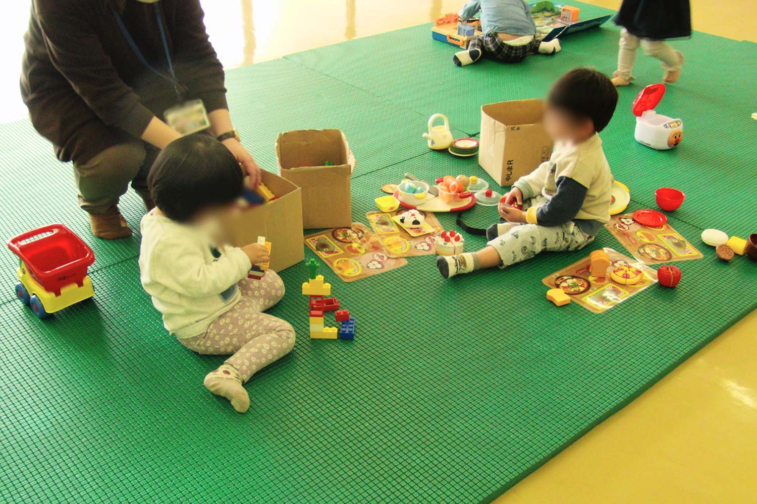 託児スペースで遊ぶこどもたち