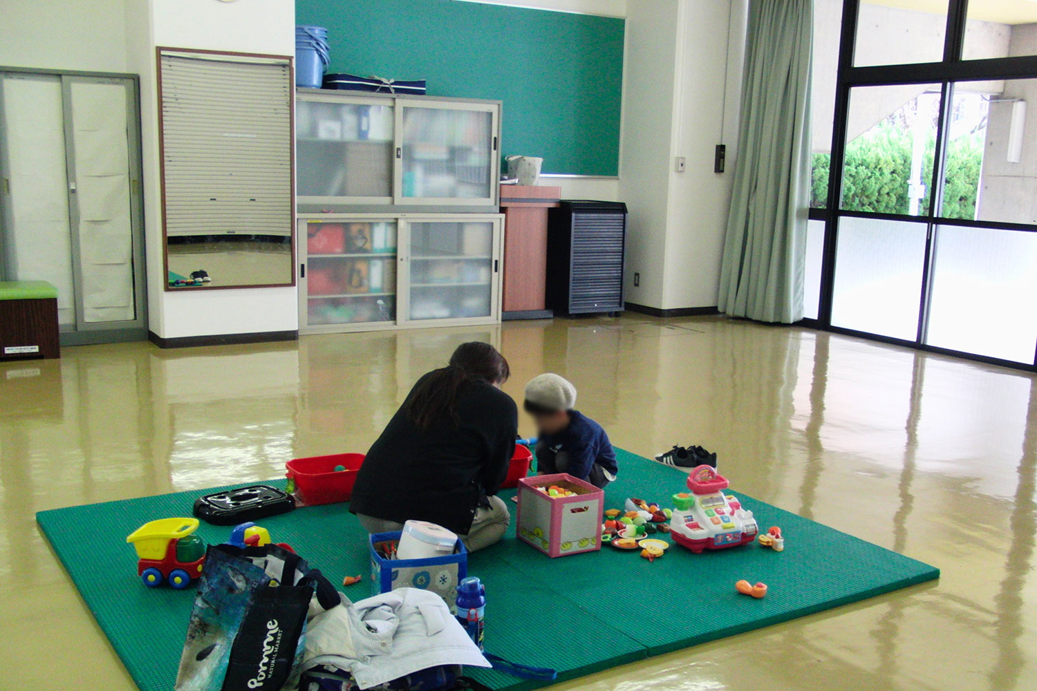 託児スペースで遊ぶこどもたち