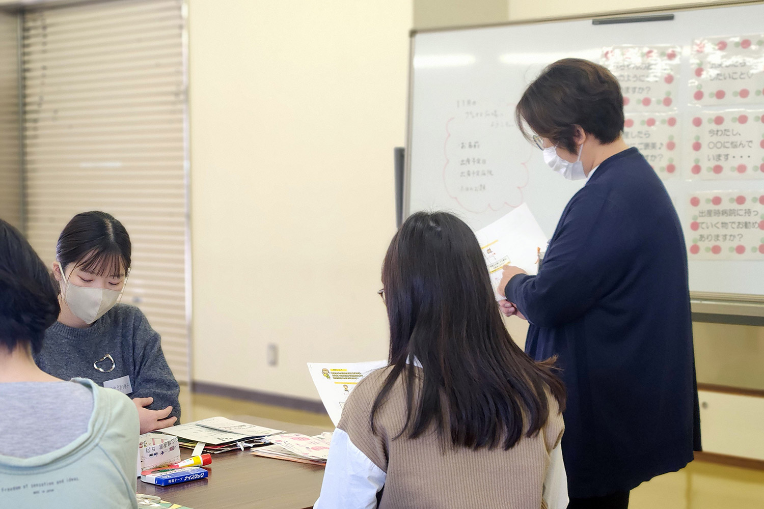 参会者に説明する今治市保育幼稚園課の職員