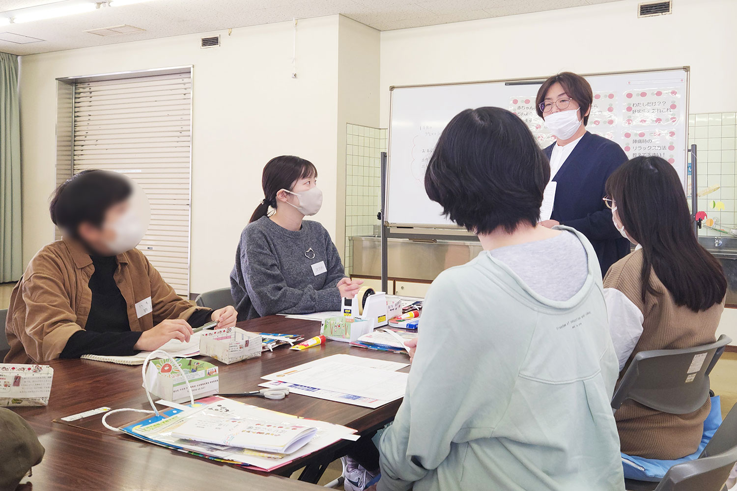 今治市保育幼稚園課の職員の話に耳を傾ける参加者