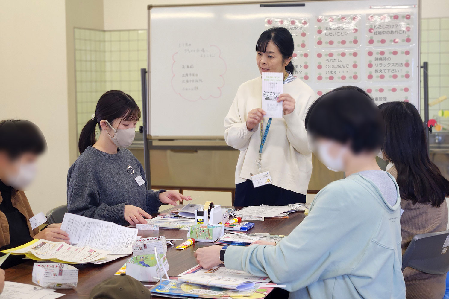 説明をする子育て支援コーディネーター