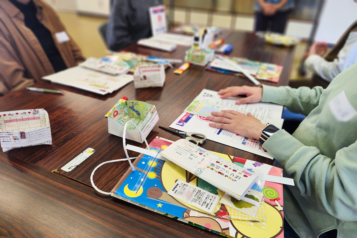 子育て支援サービスに関する資料を開く参加者