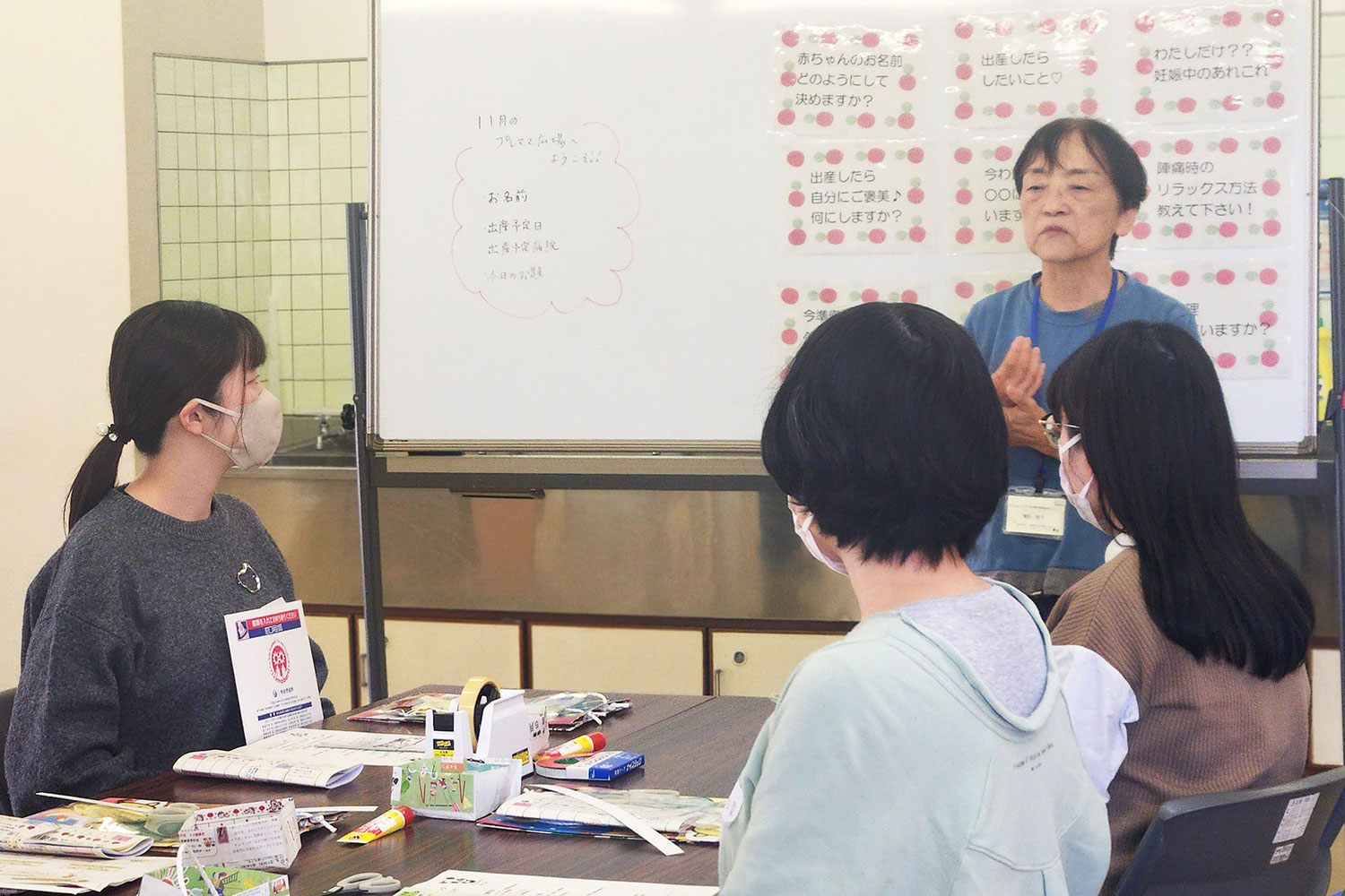 説明をする子育て支援コーディネーター