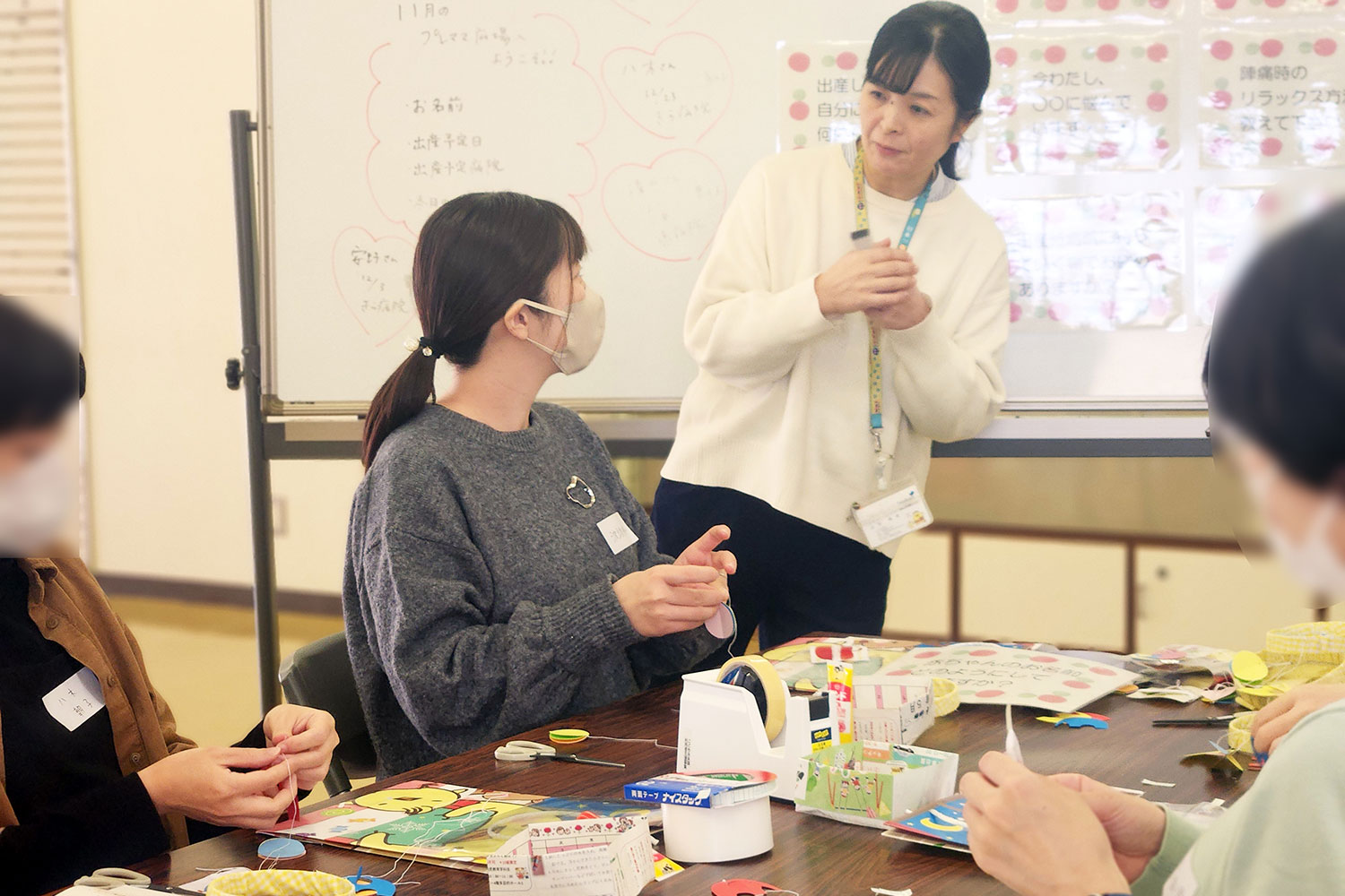 参加者に丁寧に回答する子育て支援コーディネーター