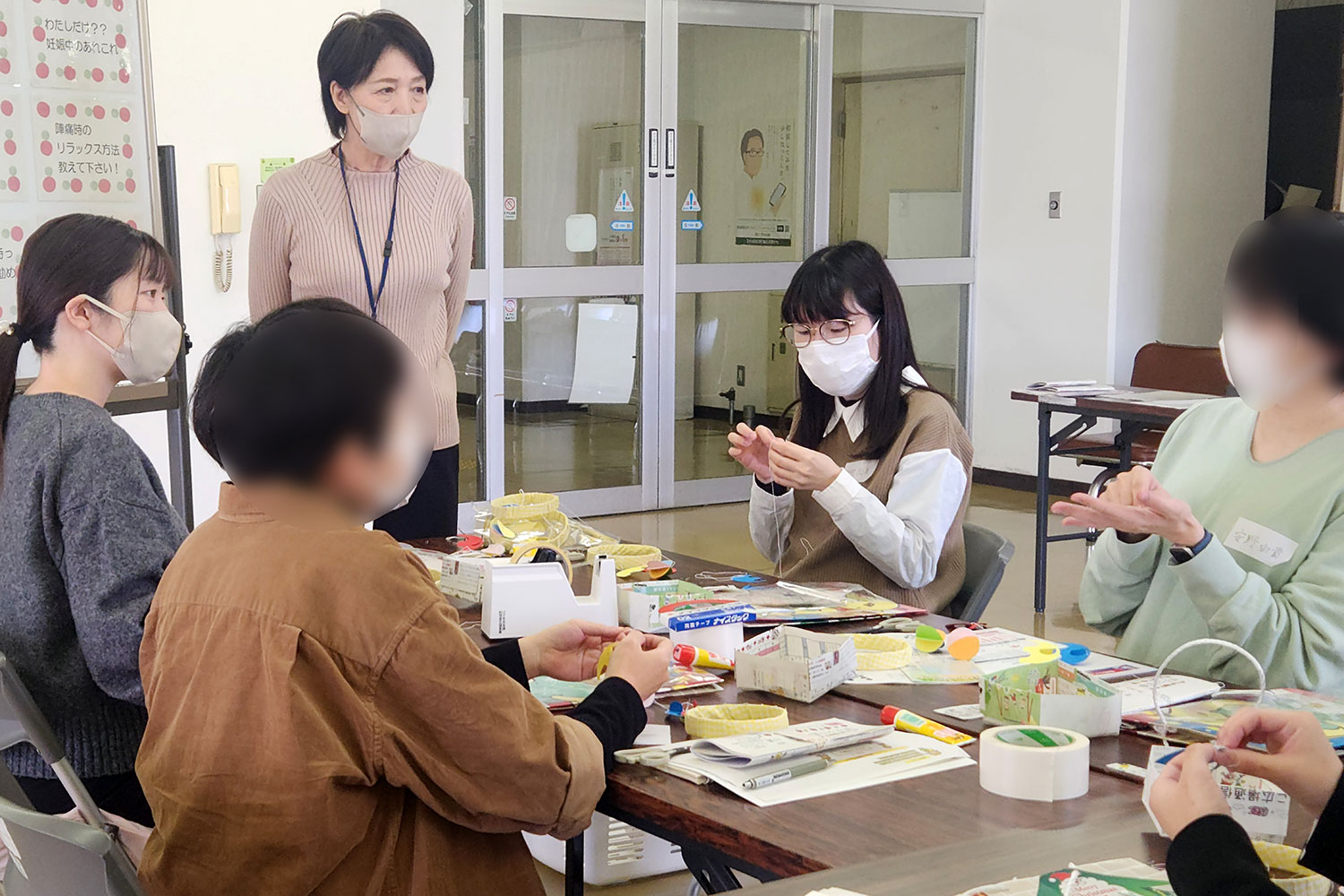 おもちゃをつくる参加者たち