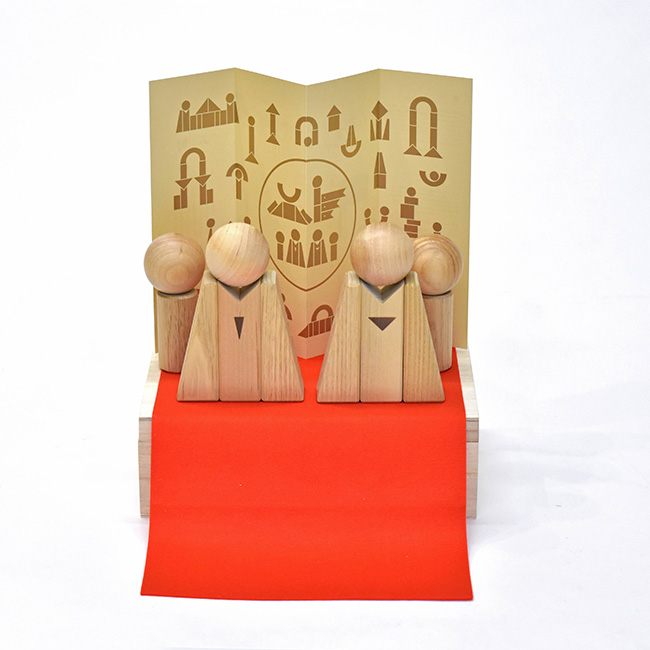 節句のつみきの写真１　
積み木をひな人形の形に組み上げた状態です。