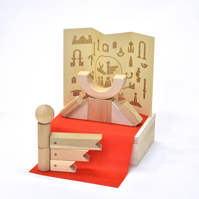 節句のつみきの写真２
つみきを「かぶと」と鯉のぼりの形に組み上げた状態です。