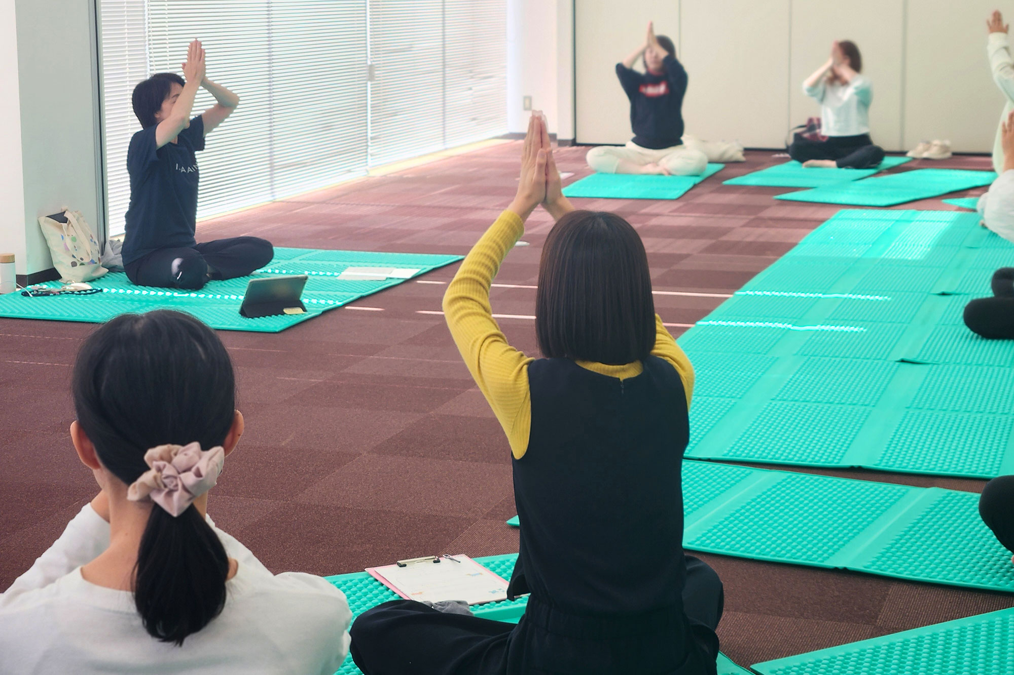 ヨガのポーズをする参加者の皆さん