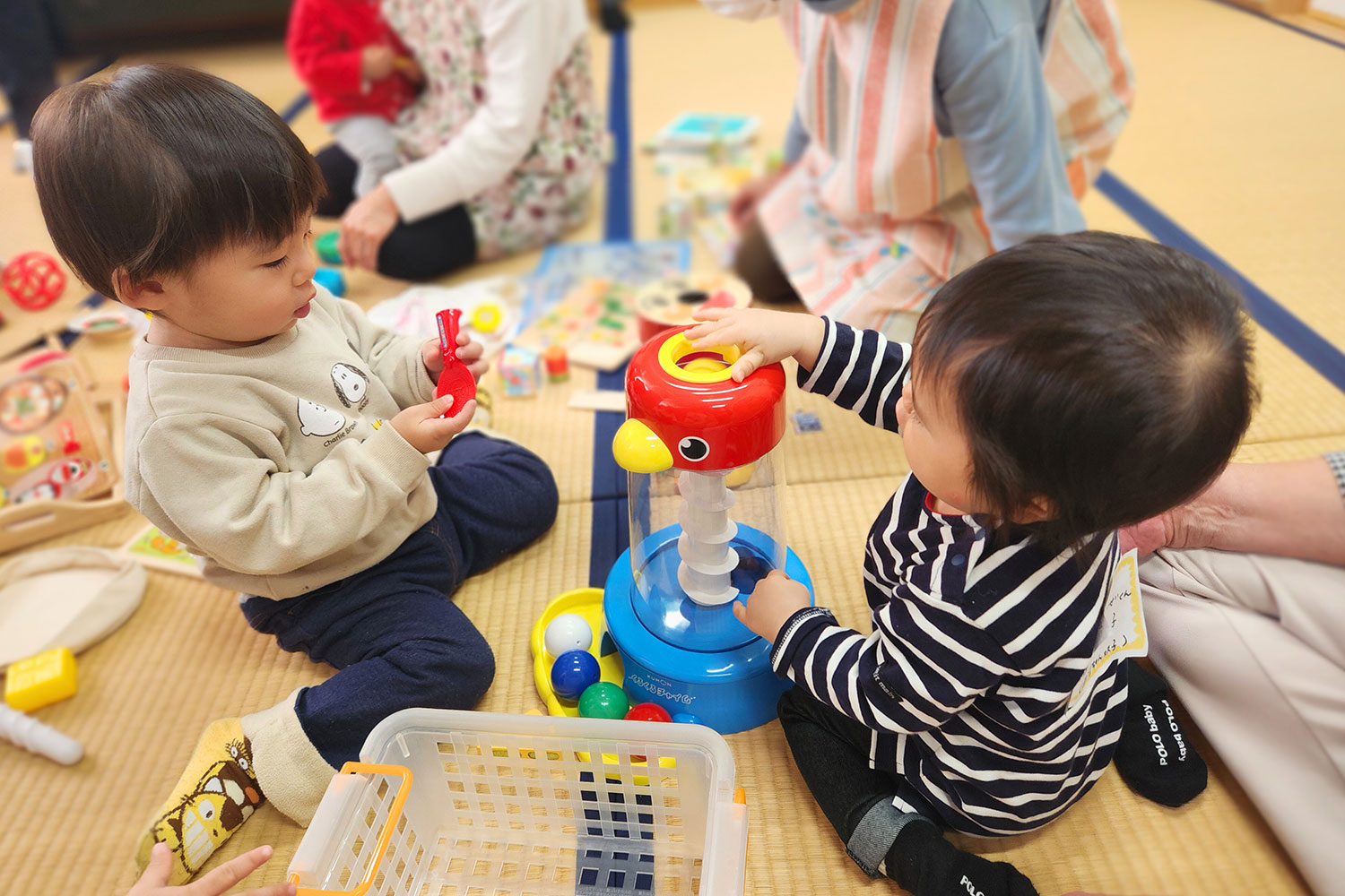 託児室で遊ぶこどもたち