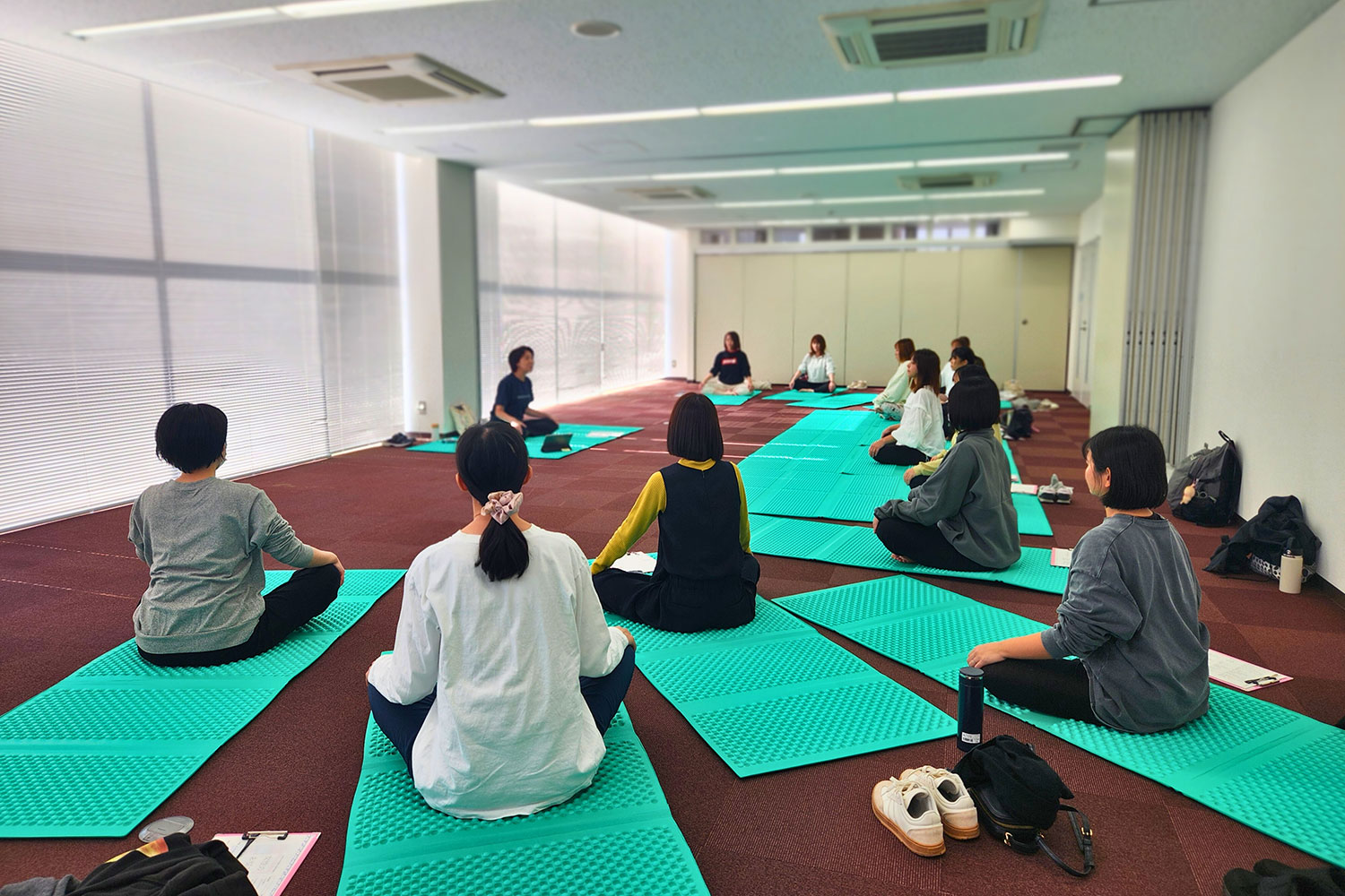 準備運動をする参加者たち