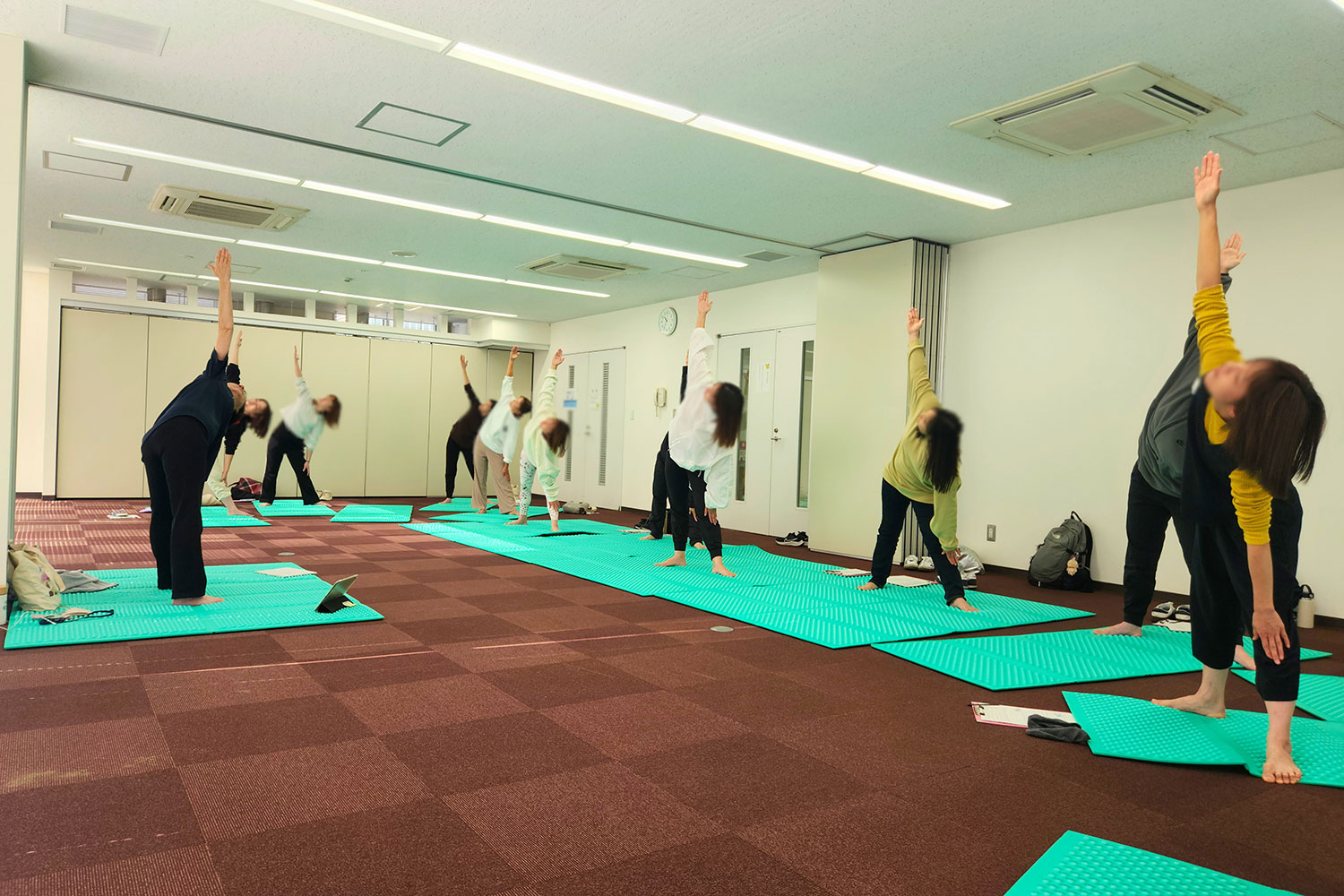 ヨガポーズをする参加者たち