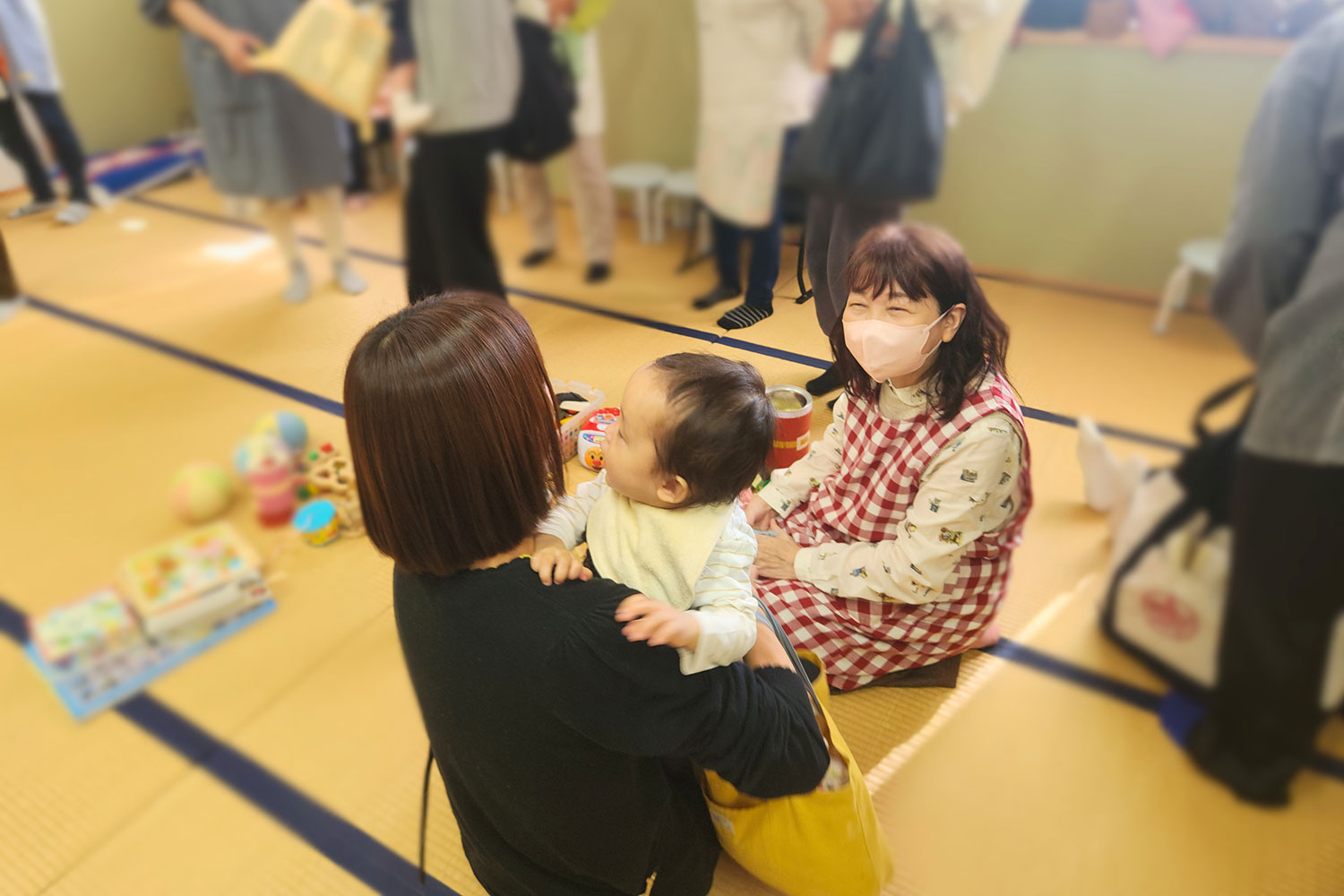 談笑するママと託児スタッフ