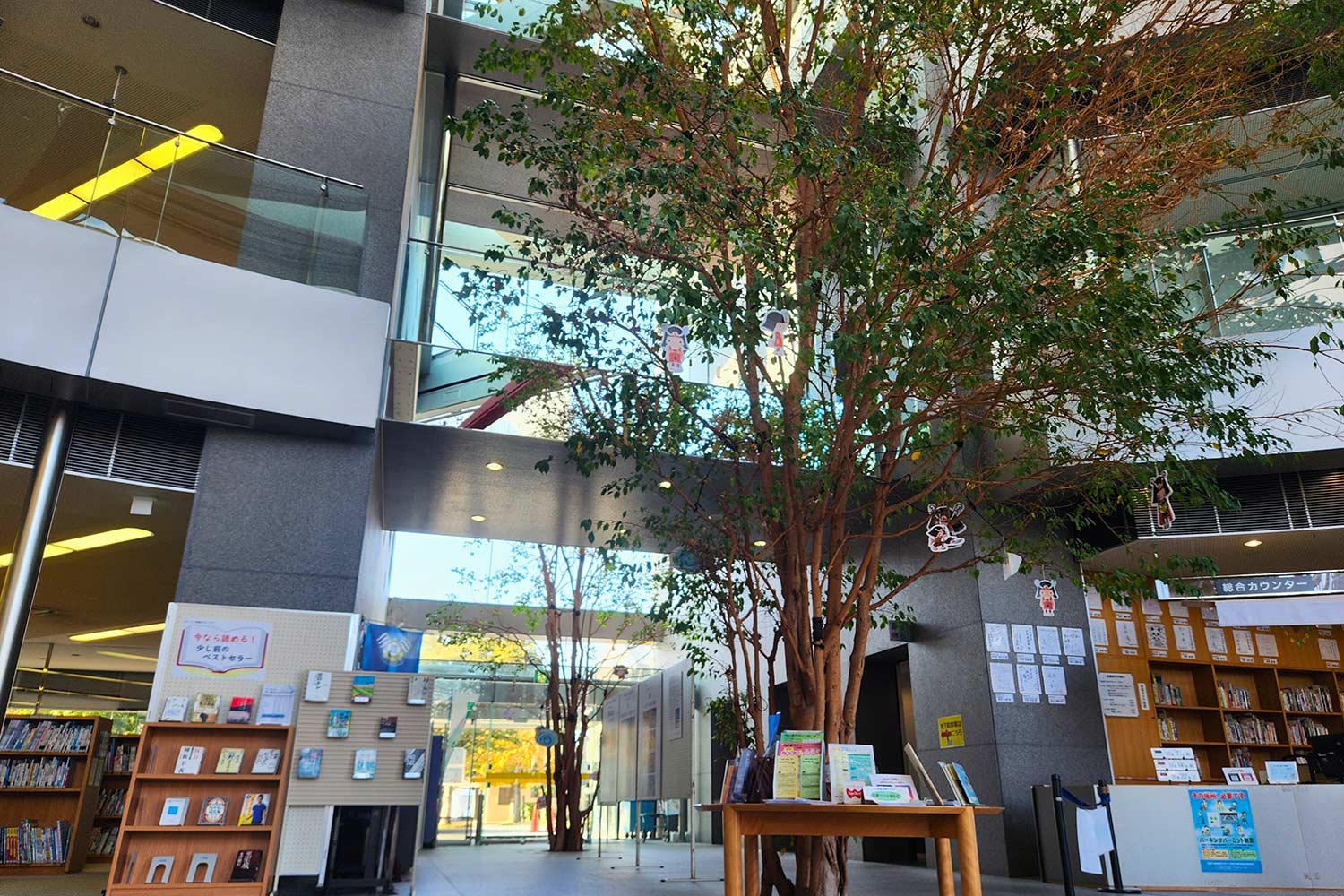 今治市中央図書館のエントランスホール