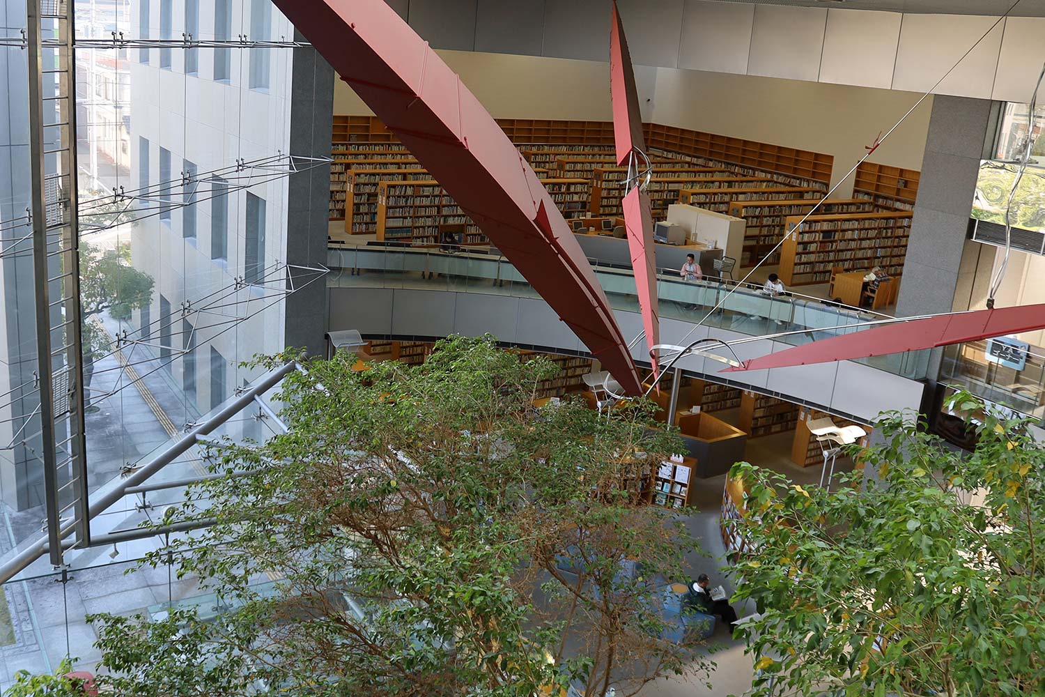 屋内3階から見たエントランスホール