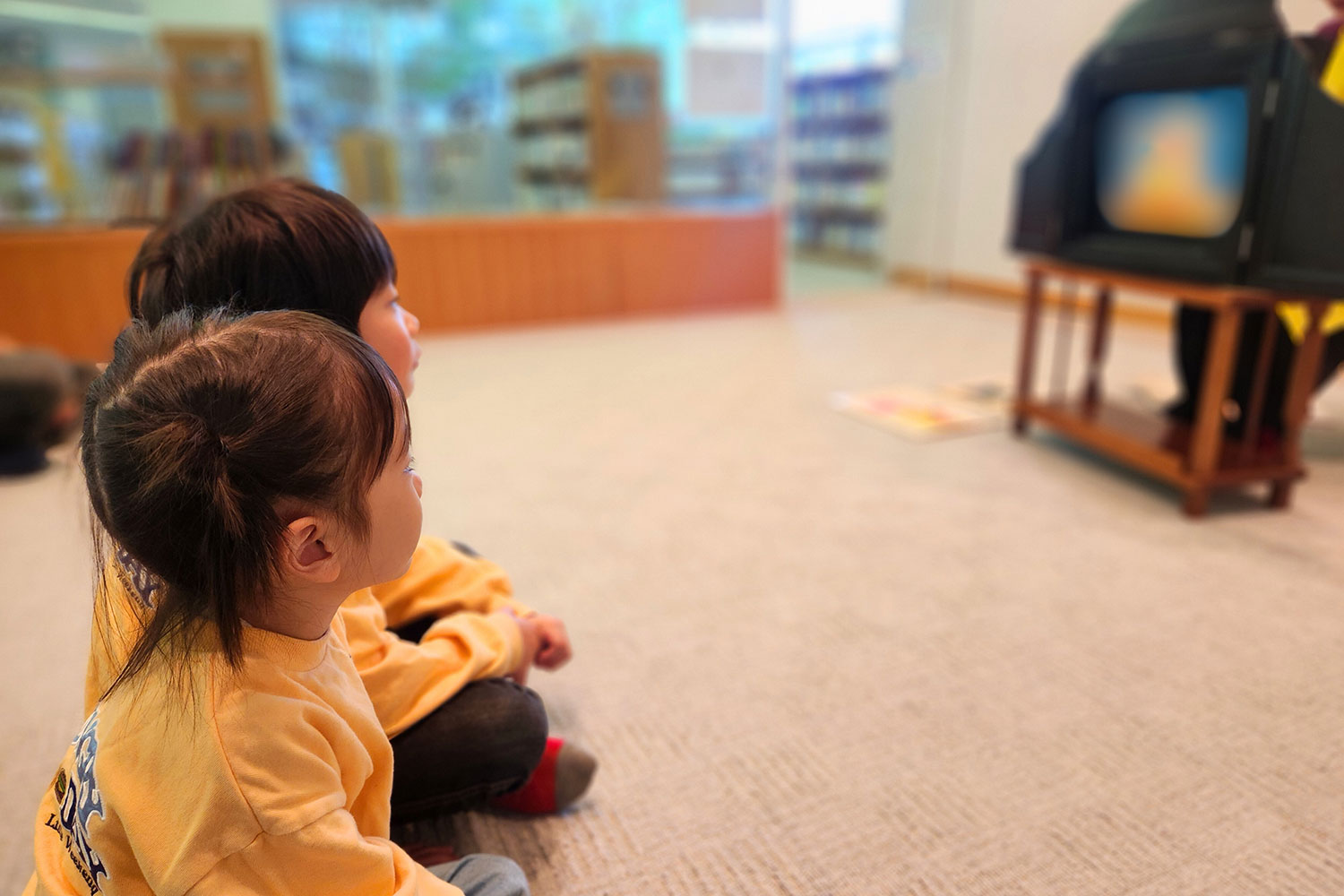 紙芝居を見る兄弟