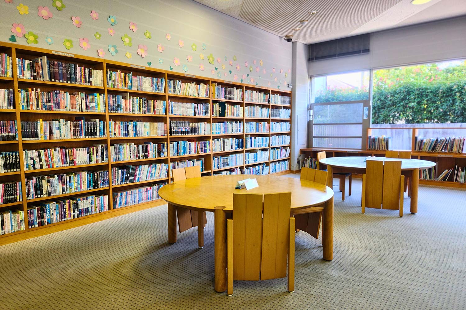 テーブルと低めのイス