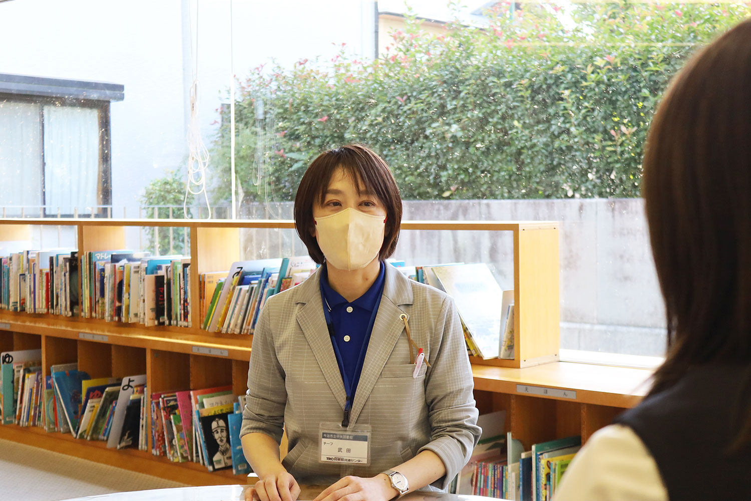 インタビューに答える中央図書館の武田チーフ