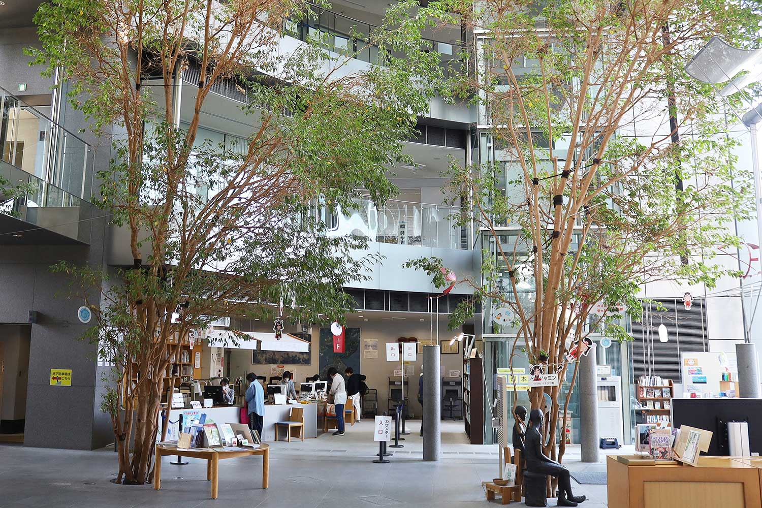 美しい植栽に外光が注ぐエントランスホール