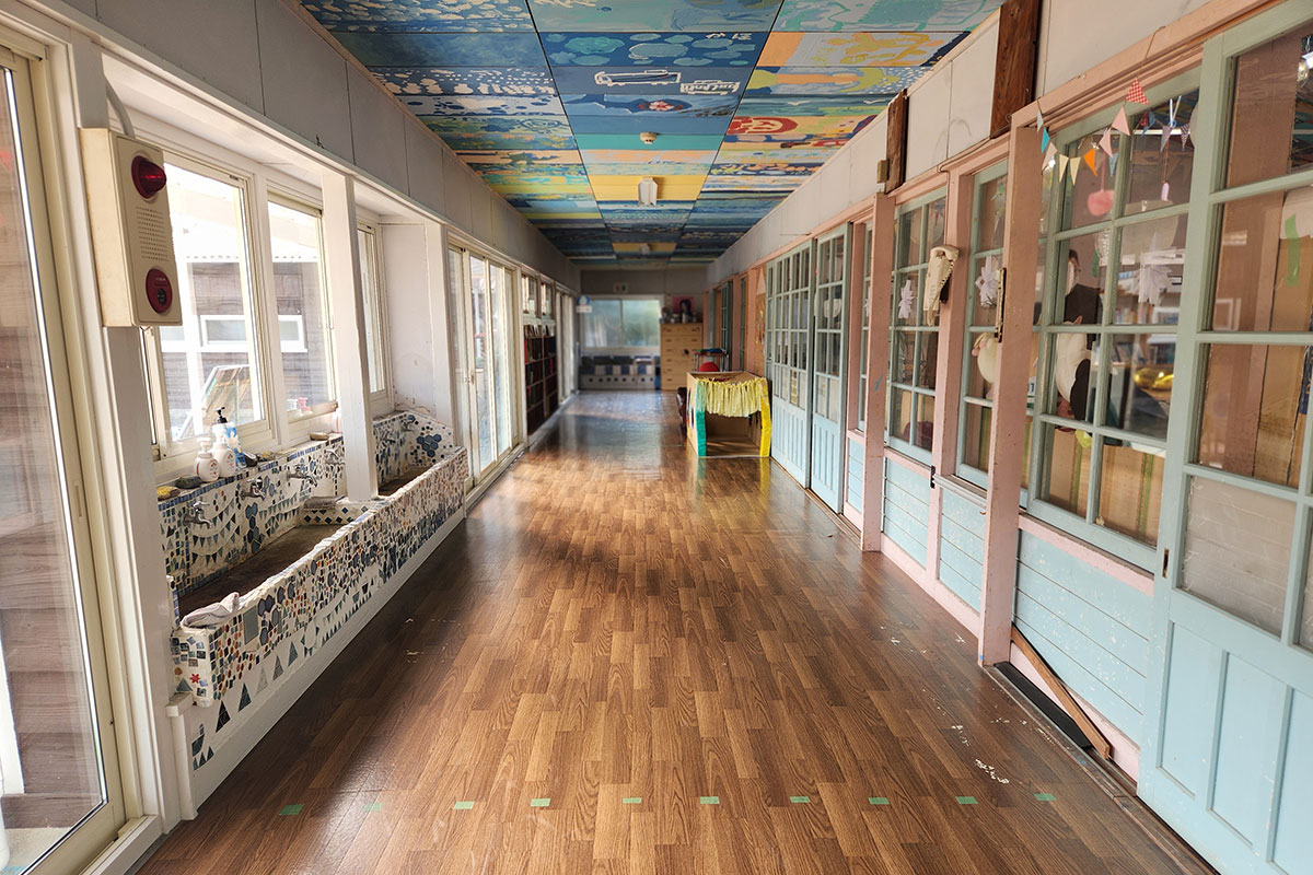  しましまの天井や壁に施されたアート