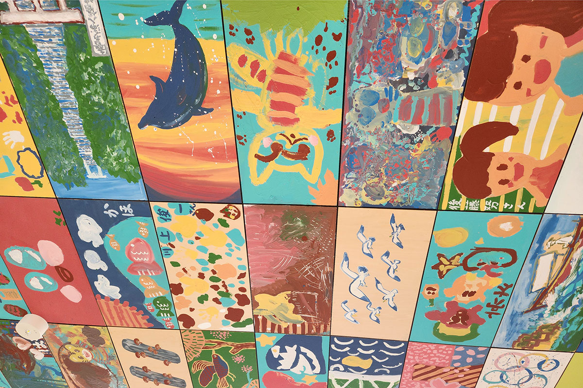 しましま天井のアート