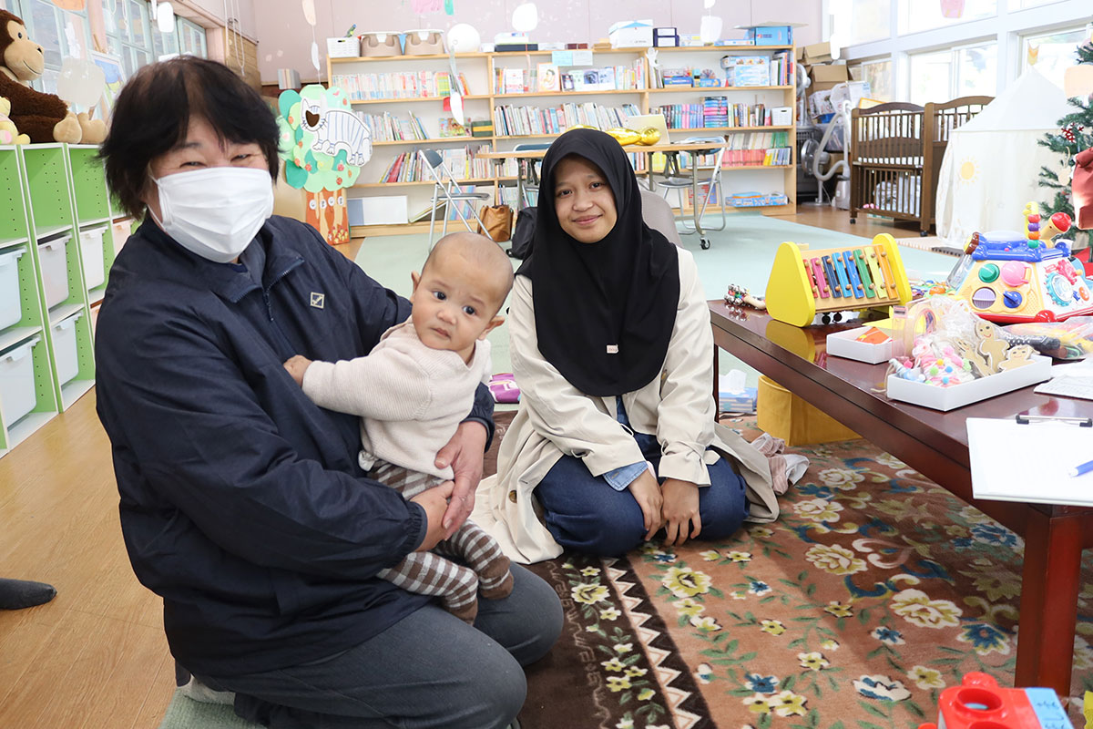 インドネシア出身のララさんと赤ちゃん、しましまのスタッフ