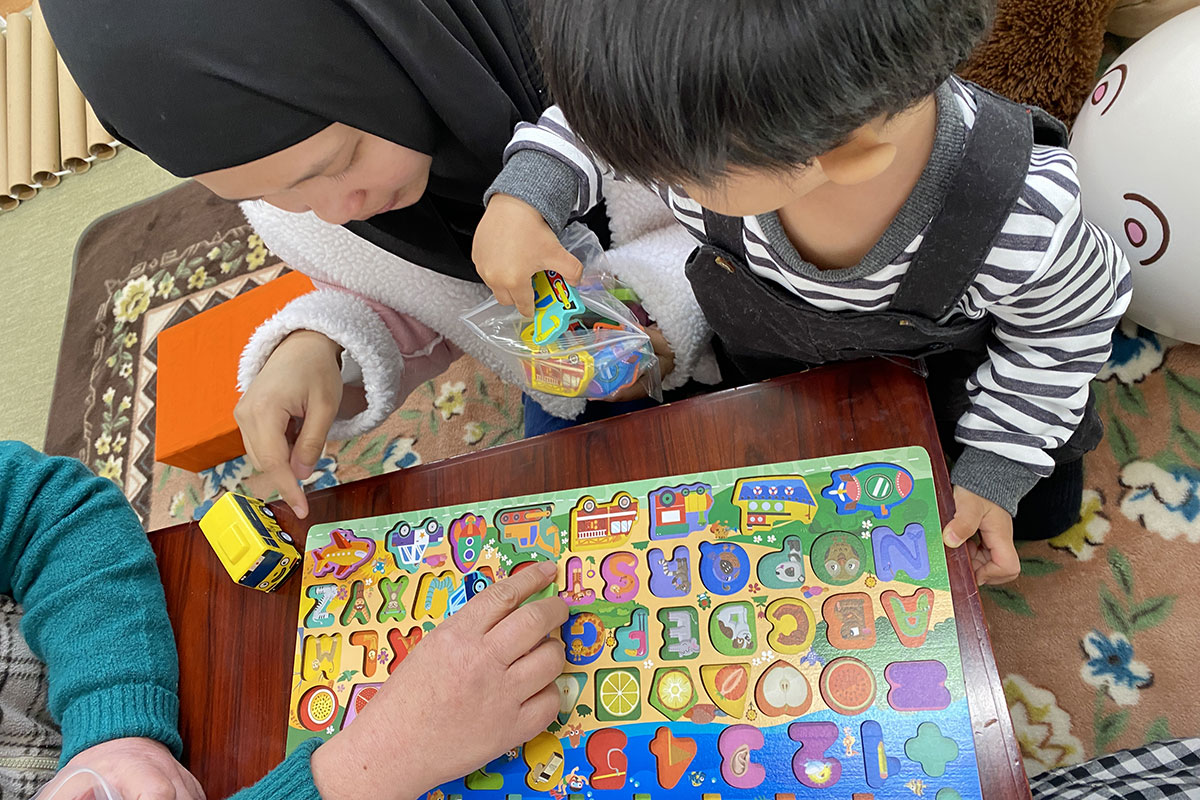 ララさんとこどもが遊んでいる光景