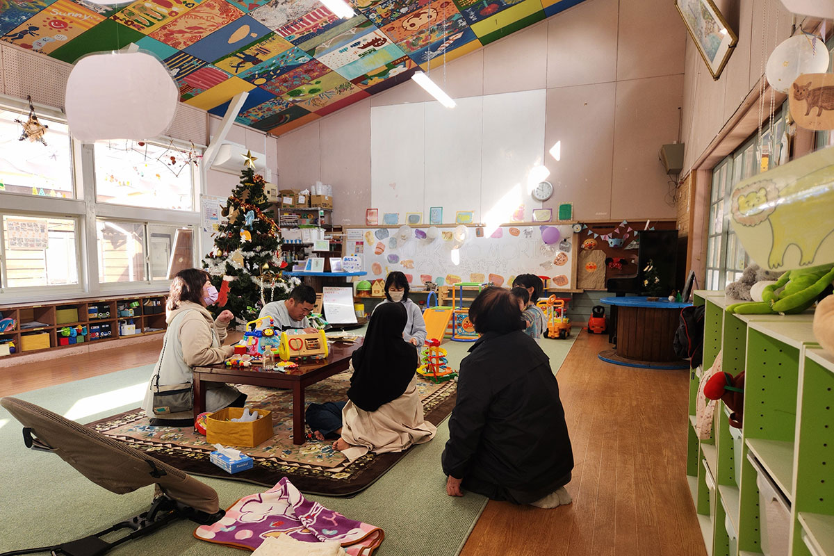 歓談する利用者とスタッフ