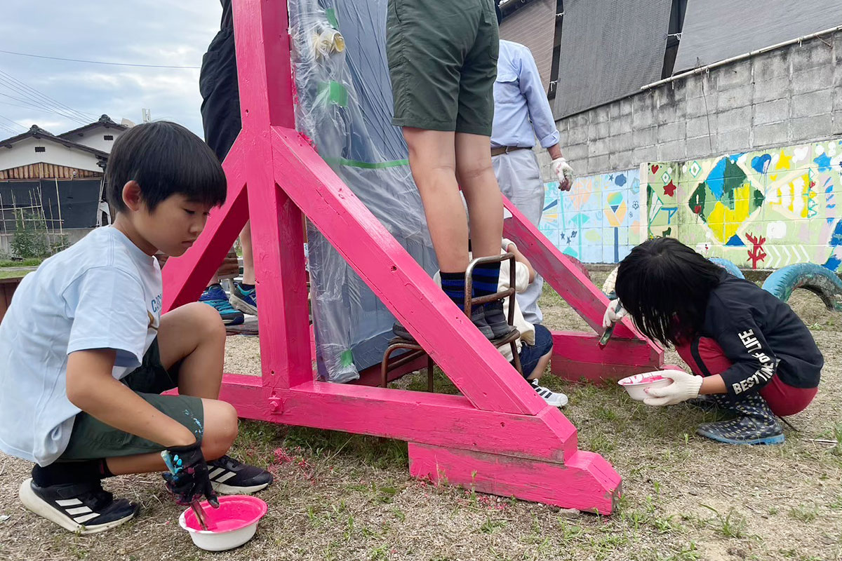 ペンキ塗りをするこどもたち