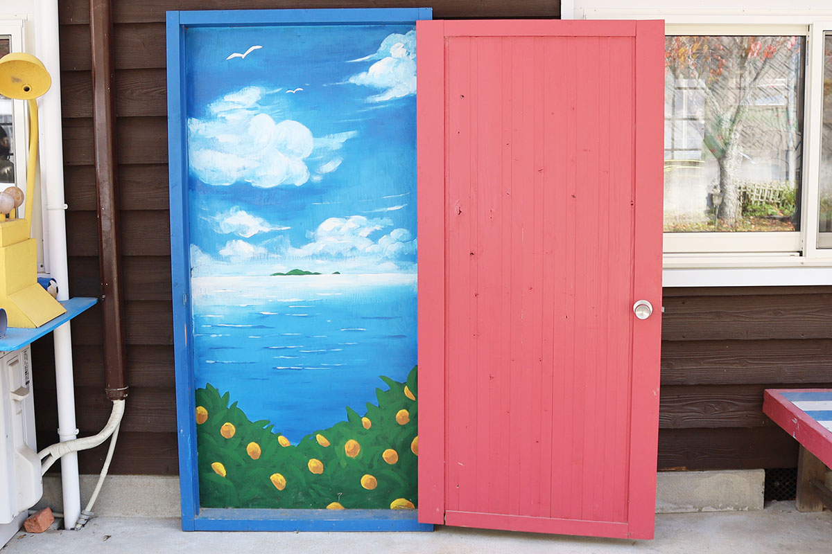 海の景色が描かれたドア