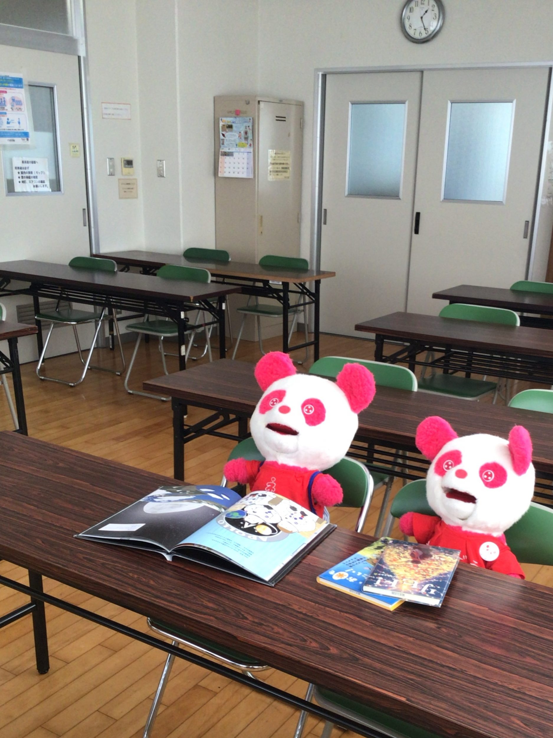 公民館の自習室でネウボラパンダたちが読書している写真です。